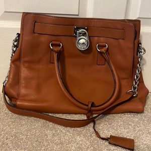 Micheal Kors brown leather purse. Very good condition. No stains and no cracks.